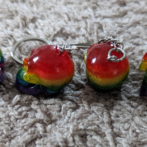 Rainbow resin skull keychains - Picture 2 of 2